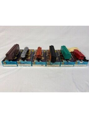 Athearn Ho Scale Lot Of 7 Freight Cars Mixed Roads Box Reefer Tank Caboose